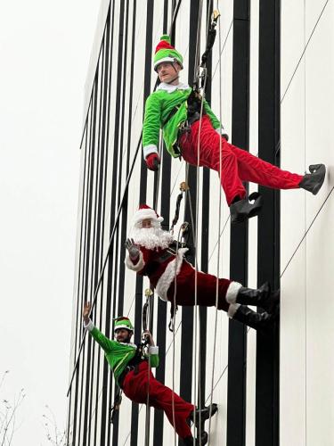 charity-santa-rope-access-abseiling-event-11