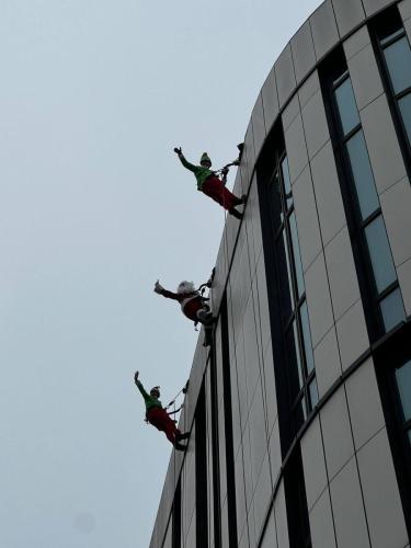 charity-santa-rope-access-abseiling-event-13